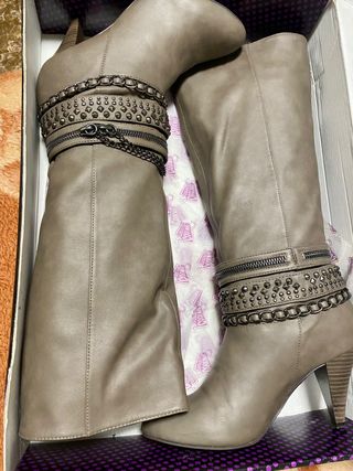 Botas altas con poco tacón marrones Stradivarius de segunda mano por 10 EUR  en Torrejón de Ardoz en WALLAPOP