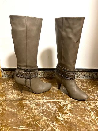 Botas altas con poco tacón marrones Stradivarius de segunda mano por 10 EUR  en Torrejón de Ardoz en WALLAPOP