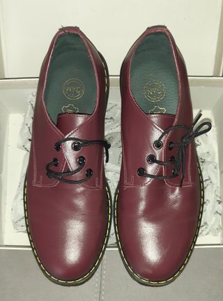 ZAPATOS TIPO MARTENS de segunda mano por 25 EUR en Valencia en WALLAPOP