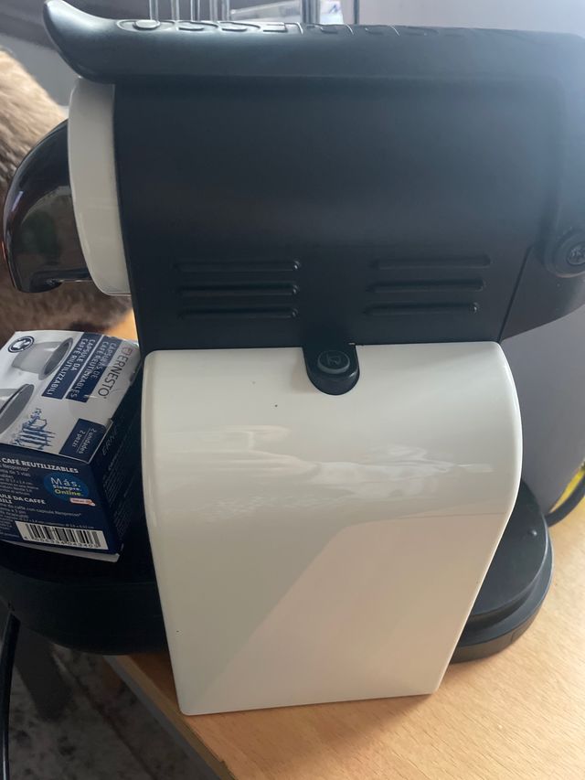 Cafetera Nespresso delonghi + portacapsulas