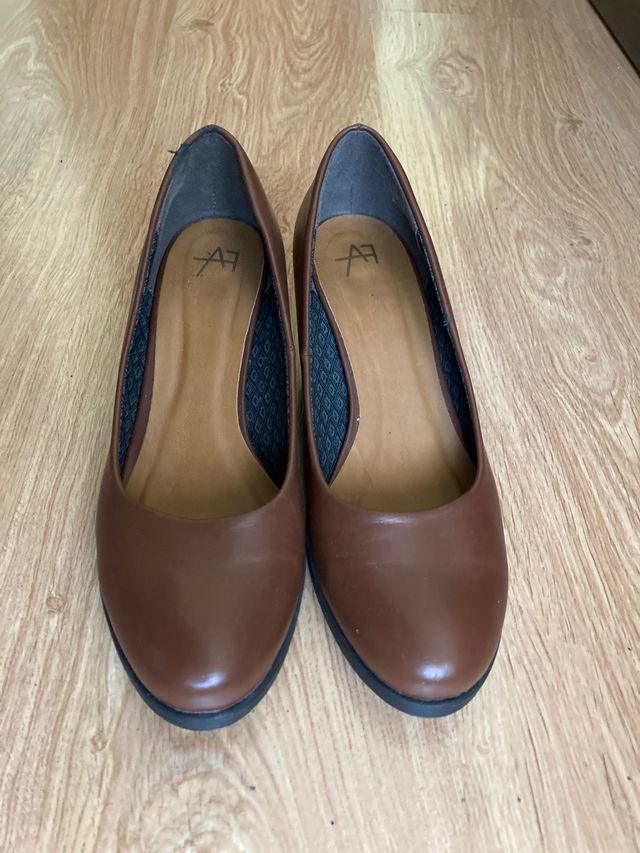 Zapatos tacón marrón