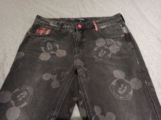 Pantalón Vaquero Boyfriend Mickey Mouse Desigual de segunda mano por 40 EUR  en Barcelona en WALLAPOP