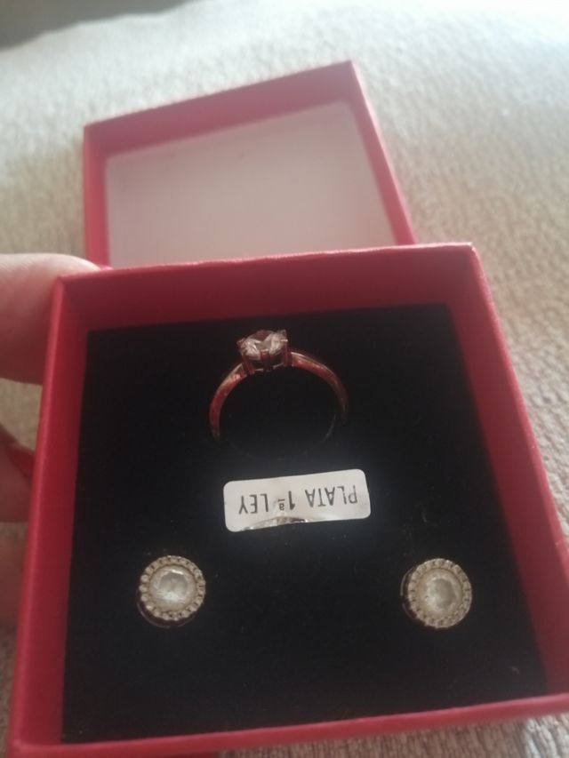 conjunto de sortija y pendientes nuevos.