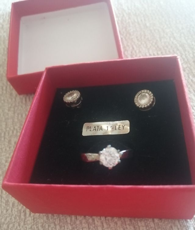 conjunto de sortija y pendientes nuevos.