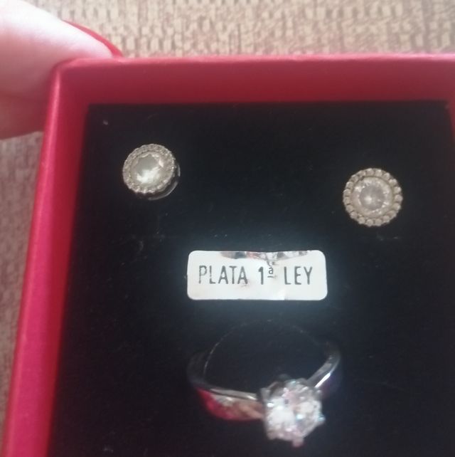 conjunto de sortija y pendientes nuevos.