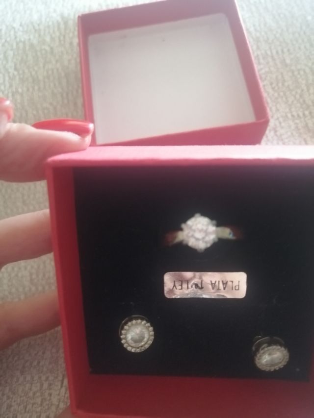 conjunto de sortija y pendientes nuevos.