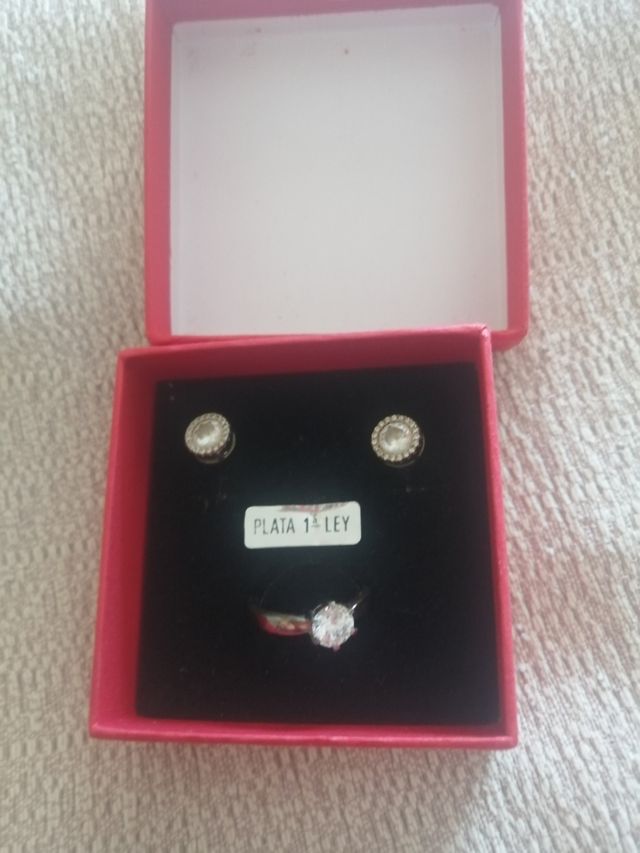 conjunto de sortija y pendientes nuevos.