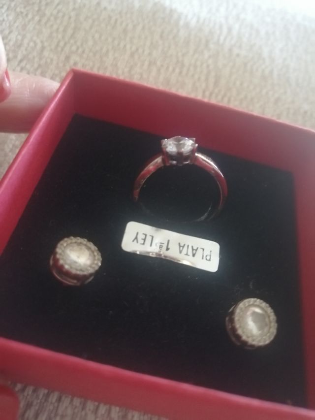 conjunto de sortija y pendientes nuevos.