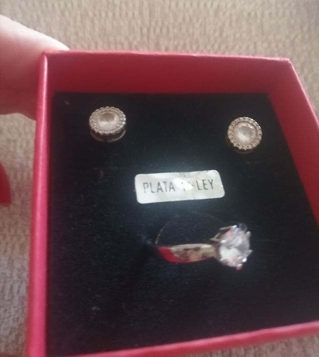 conjunto de sortija y pendientes nuevos.