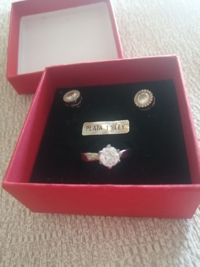 conjunto de sortija y pendientes nuevos.