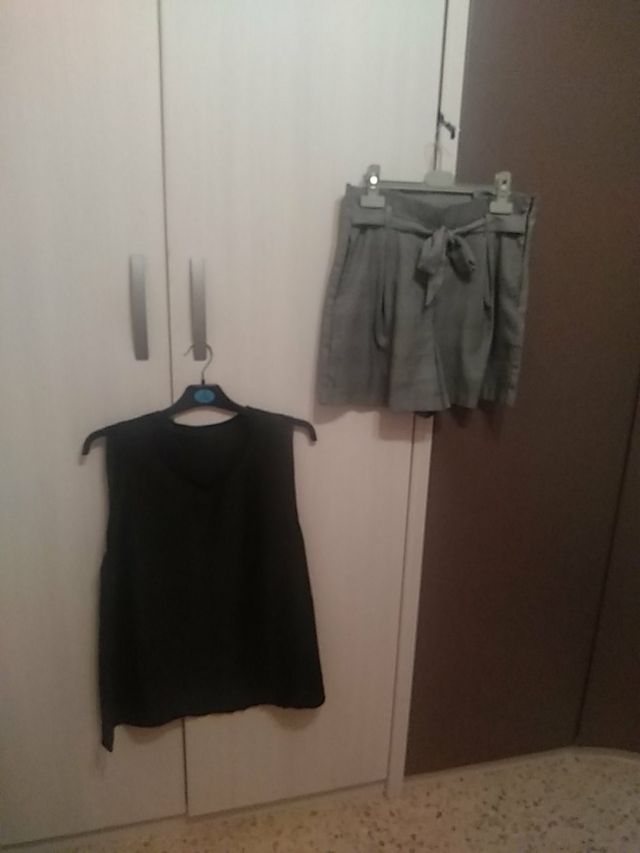 pantalón corto y camisa de tirante ancho.