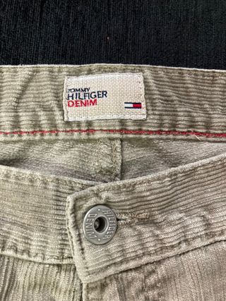 Pantalones de pana Tommy Hilfiger de segunda mano por 20 EUR en Murcia en  WALLAPOP