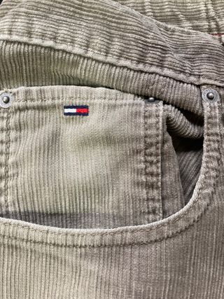 Pantalones de pana Tommy Hilfiger de segunda mano por 20 EUR en Murcia en  WALLAPOP