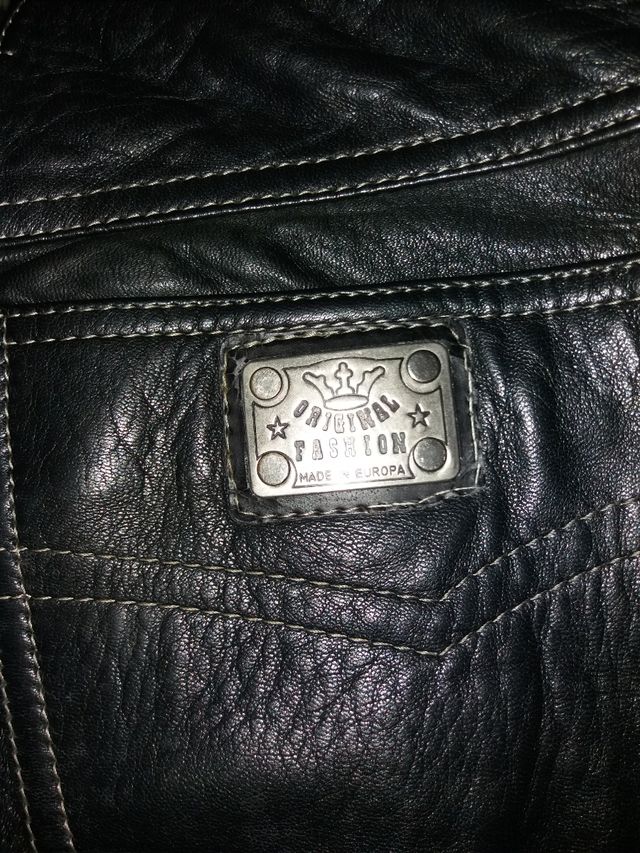 Pantalón de mujer en piel.