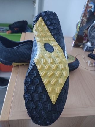 Bambas de fútbol sala nuevas multitacos de segunda mano por 15 EUR en Les  Casetes de Puigmolto en WALLAPOP