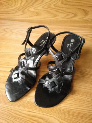 Nuevas!!! Sandalia piel mujer número 35 de segunda mano por 25 EUR en  Pamplona en WALLAPOP