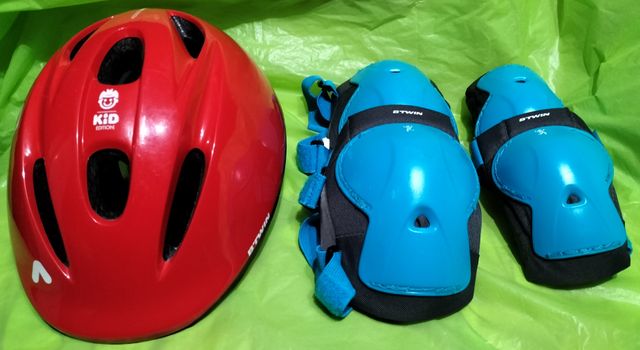 CASCO CON CODERAS Y RODILLERAS PARA NIÑO