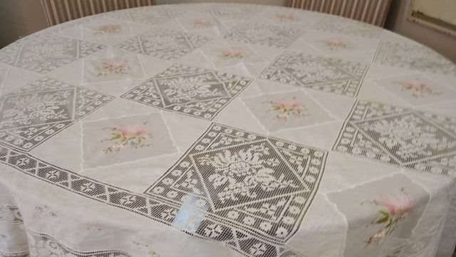 Mantel bordado con puntillas..190 cm