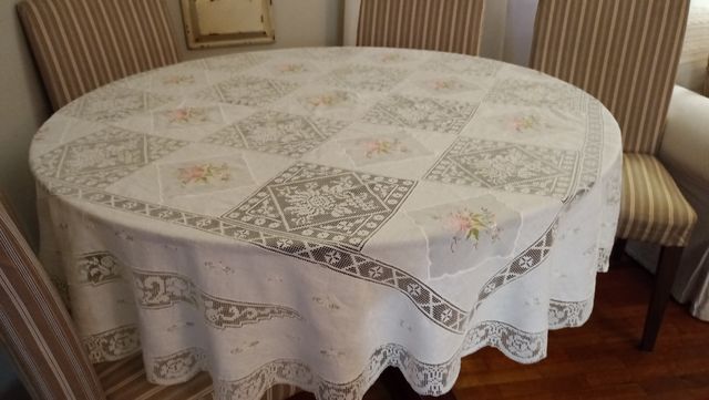 Mantel bordado con puntillas..190 cm