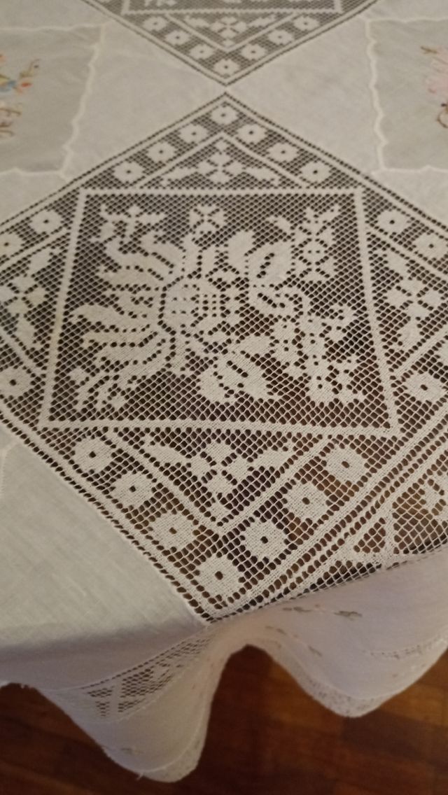 Mantel bordado con puntillas..190 cm