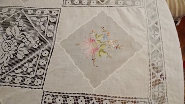 Mantel bordado con puntillas..190 cm