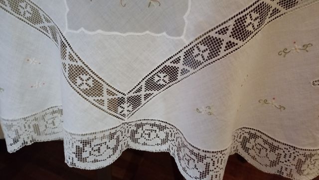 Mantel bordado con puntillas..190 cm
