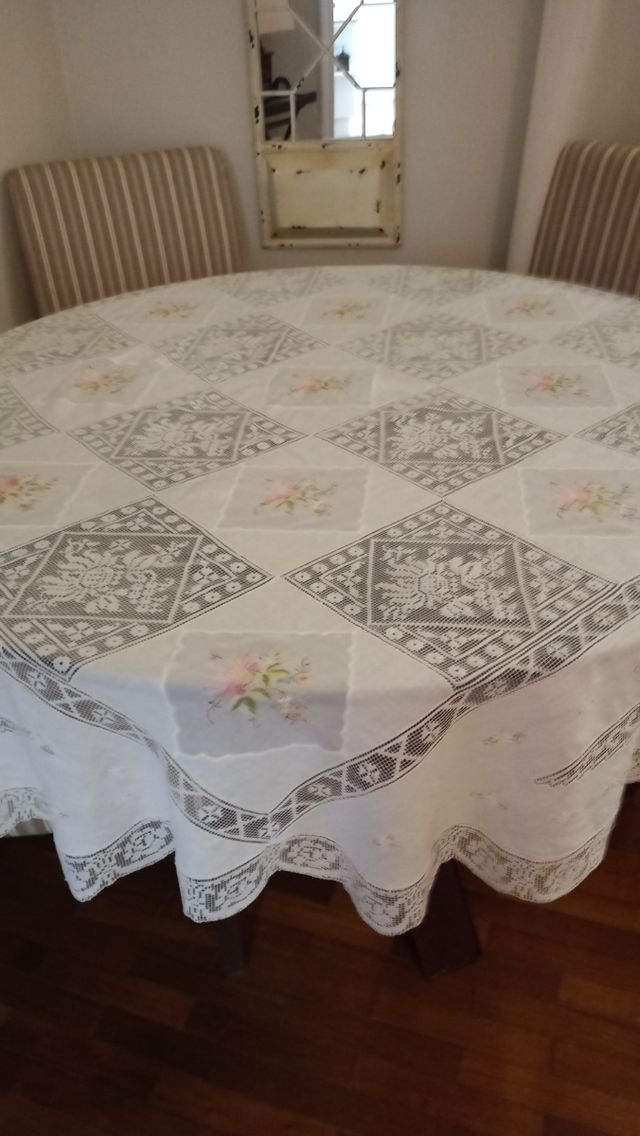 Mantel bordado con puntillas..190 cm