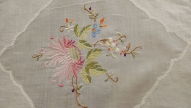Mantel bordado con puntillas..190 cm