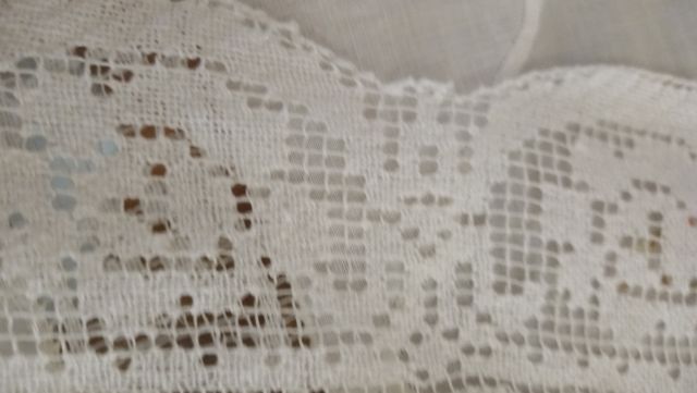 Mantel bordado con puntillas..190 cm