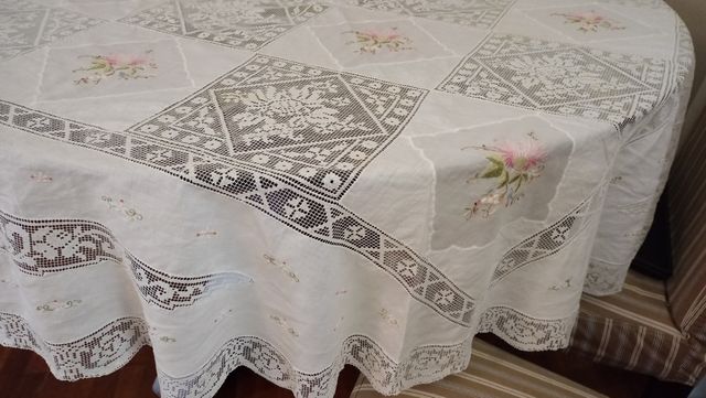 Mantel bordado con puntillas..190 cm