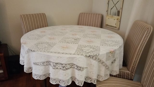 Mantel bordado con puntillas..190 cm
