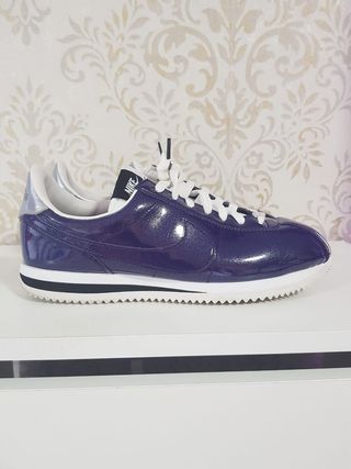 Zapatillas Nike cortez moradas de charol de segunda mano por 100 EUR en  Madrid en WALLAPOP