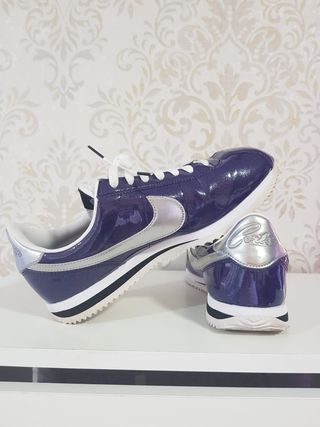 Zapatillas Nike cortez moradas de charol de segunda mano por 100 EUR en  Madrid en WALLAPOP