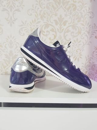Zapatillas Nike cortez moradas de charol de segunda mano por 100 EUR en  Madrid en WALLAPOP