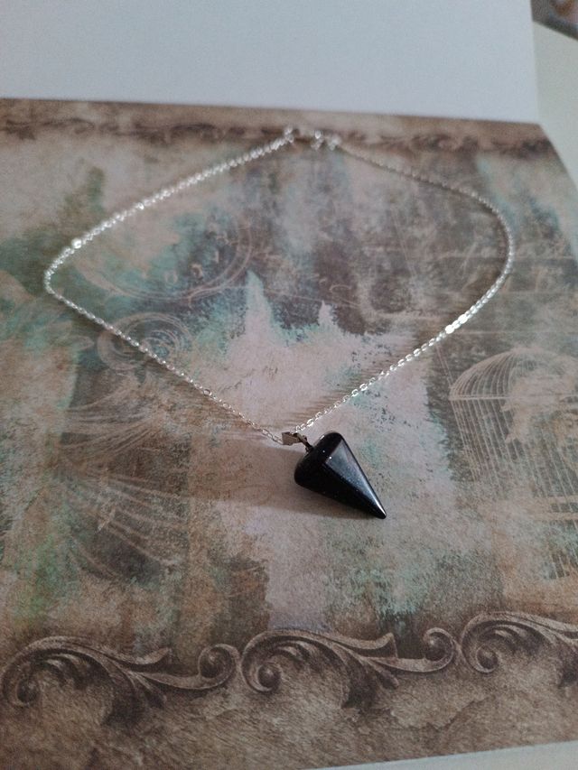 péndulo con cadena de plata