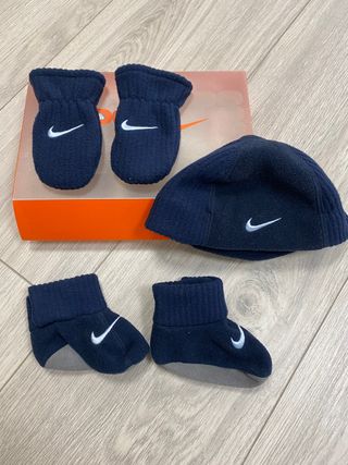 Pack Gorro - Manoplas - Patucos Nike Bebé de segunda mano por 13 EUR en  Palencia en WALLAPOP