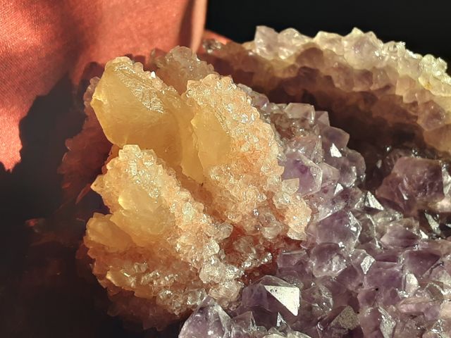 Amatista con puntos de Cuartzo y Calcite  