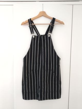 Peto vaquero negro Stradivarius (36) de segunda mano por 9 EUR en Valencia  en WALLAPOP