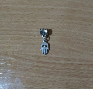 Charm mano Fátima para Pandora de segunda mano por 2 EUR en Tomares en  WALLAPOP
