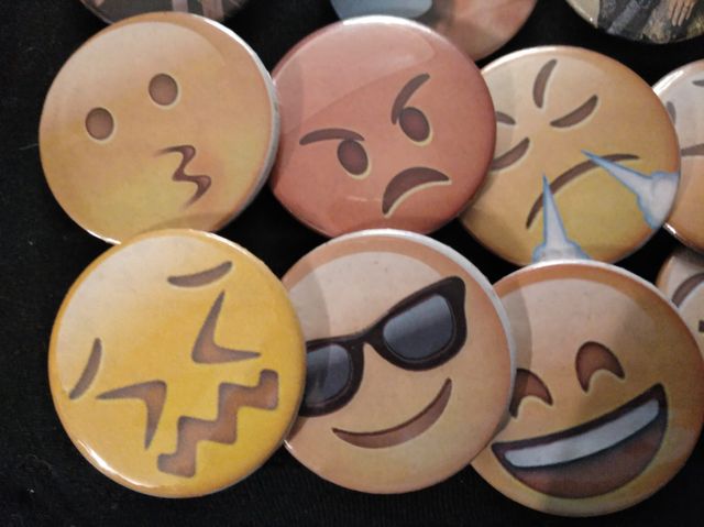 LOTE 18 CHAPAS ALFILER EMOJIS WHATSAPP 38 mm