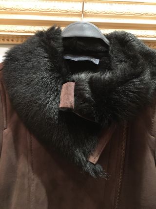 ABRIGO DE ANTE Y PELO DEL ZARA DE SEÑORA de segunda mano por 40 EUR en  Badalona en WALLAPOP
