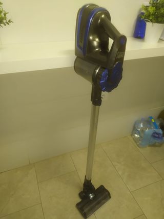 Aspiradora escoba ,,le falta cargador,, de segunda mano por 25 EUR en  Jedula en WALLAPOP