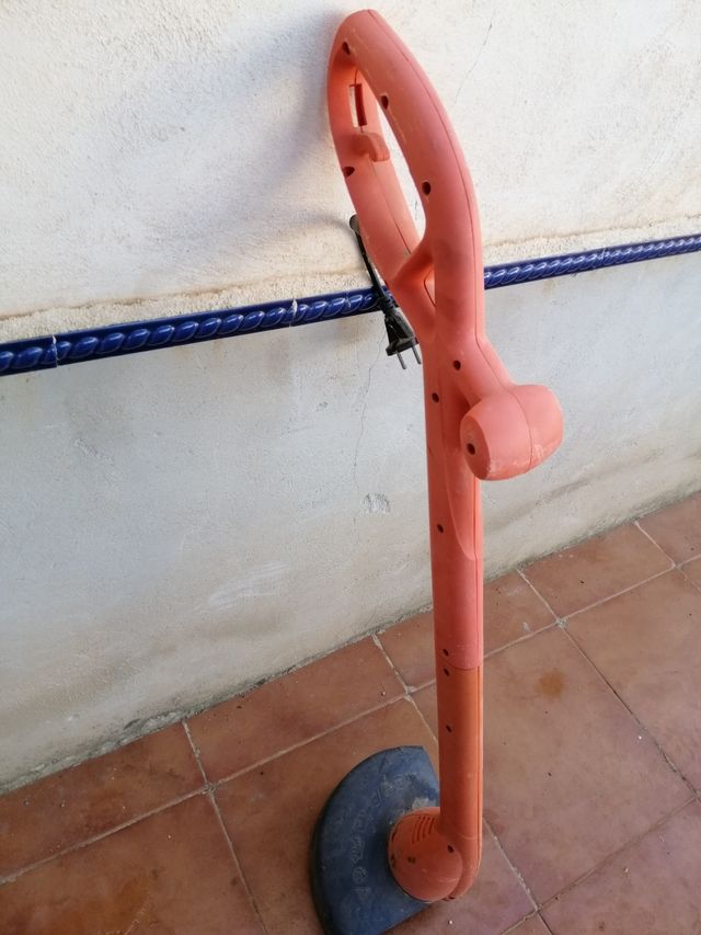 máquina corta césped eléctrica