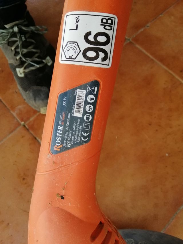 máquina corta césped eléctrica