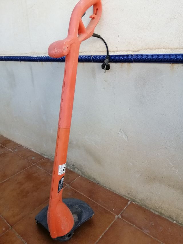 máquina corta césped eléctrica