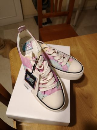 Zapatillas estilo Converse plataforma de segunda mano por 14 EUR en Arroyo  de La Miel en WALLAPOP