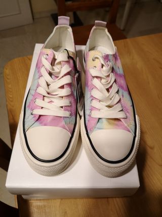Zapatillas estilo Converse plataforma de segunda mano por 14 EUR en Arroyo  de La Miel en WALLAPOP