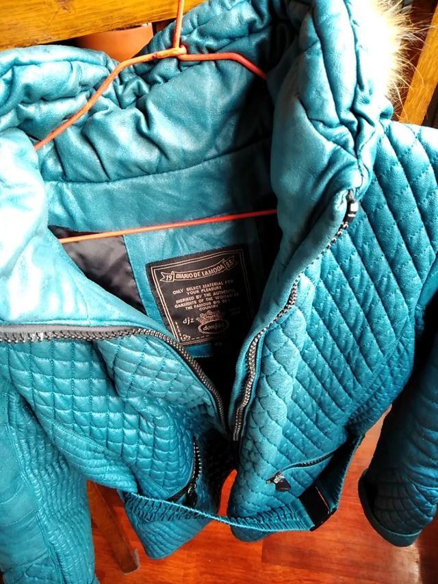 chaqueta azul con capucha