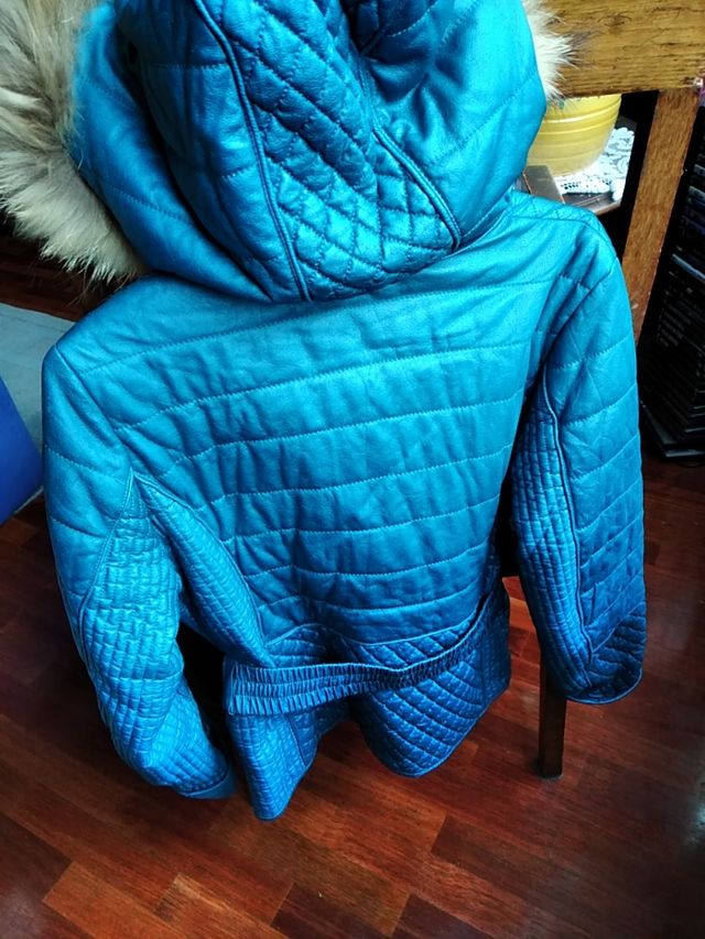 chaqueta azul con capucha