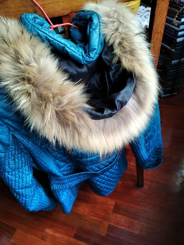 chaqueta azul con capucha